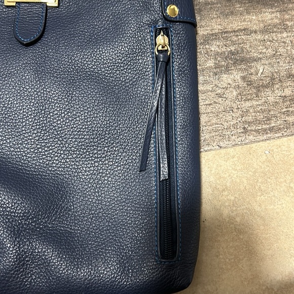 Courage B crossbody bag - Picture 5 of 8